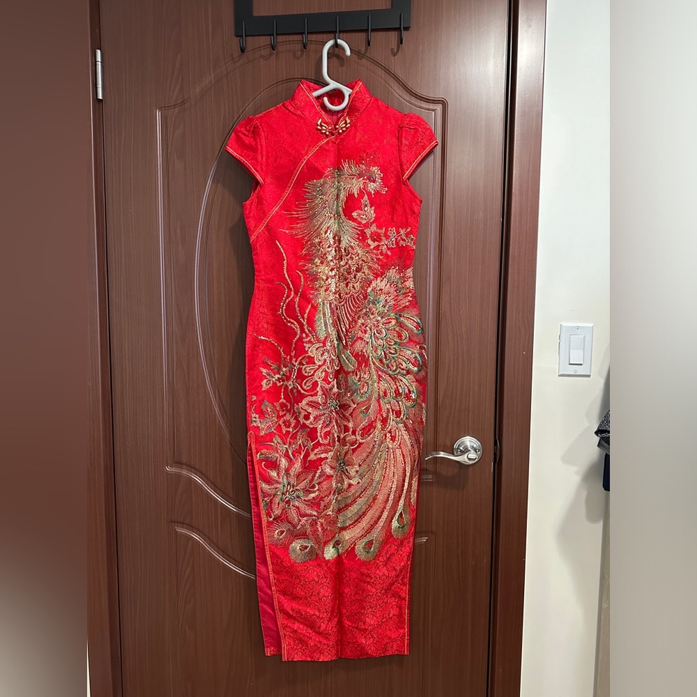 Chinese embroidery qipao size 4  in a pristine condition!
